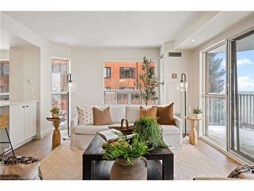 202-2210 Lakeshore Road, Burlington, ON - Indoor Photo Showing Living Room