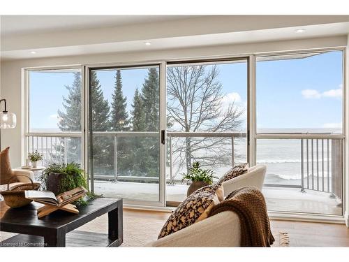 202-2210 Lakeshore Road, Burlington, ON - Indoor Photo Showing Living Room