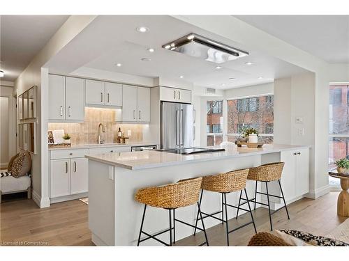 202-2210 Lakeshore Road, Burlington, ON - Indoor Photo Showing Kitchen With Upgraded Kitchen