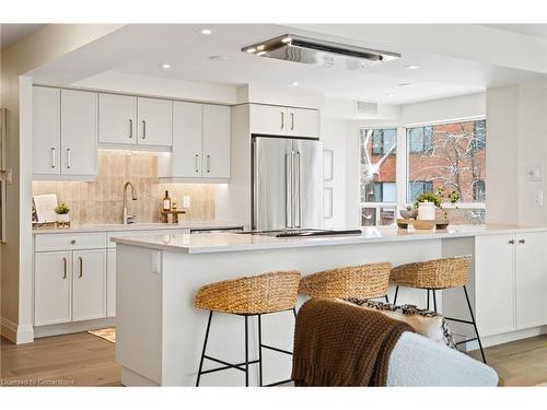 202-2210 Lakeshore Road, Burlington, ON - Indoor Photo Showing Kitchen With Upgraded Kitchen