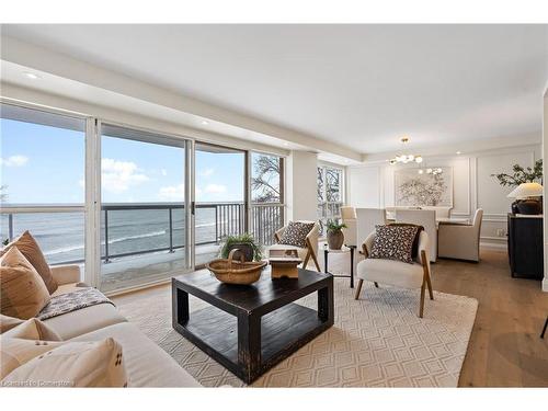 202-2210 Lakeshore Road, Burlington, ON - Indoor Photo Showing Living Room