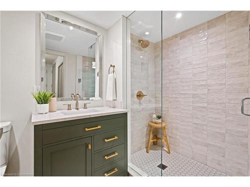 202-2210 Lakeshore Road, Burlington, ON - Indoor Photo Showing Bathroom