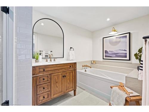 202-2210 Lakeshore Road, Burlington, ON - Indoor Photo Showing Bathroom