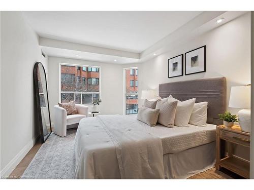 202-2210 Lakeshore Road, Burlington, ON - Indoor Photo Showing Bedroom