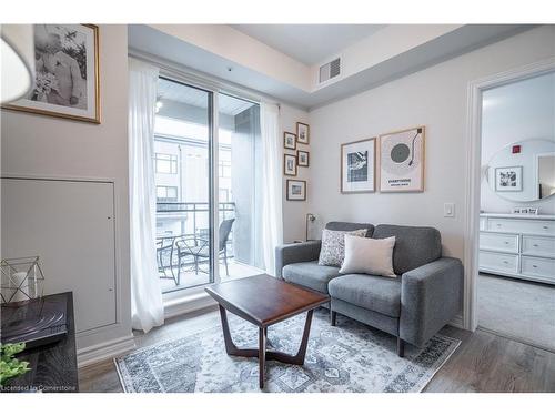 208-40 Esplanade Lane, Grimsby, ON - Indoor Photo Showing Living Room