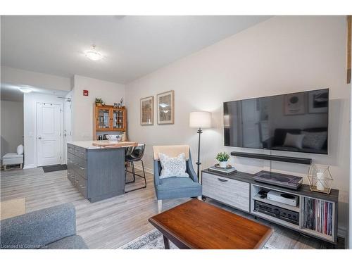 208-40 Esplanade Lane, Grimsby, ON - Indoor Photo Showing Living Room