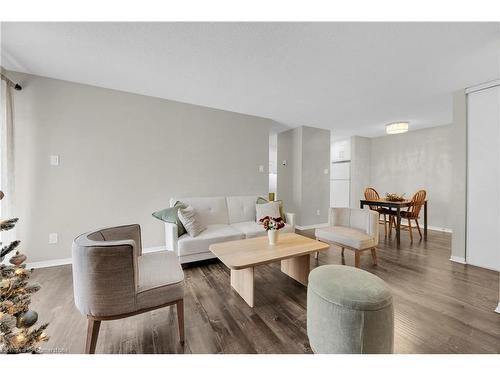 134-1496 Pilgrims Way, Oakville, ON - Indoor Photo Showing Living Room