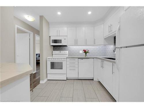 134-1496 Pilgrims Way, Oakville, ON - Indoor Photo Showing Kitchen