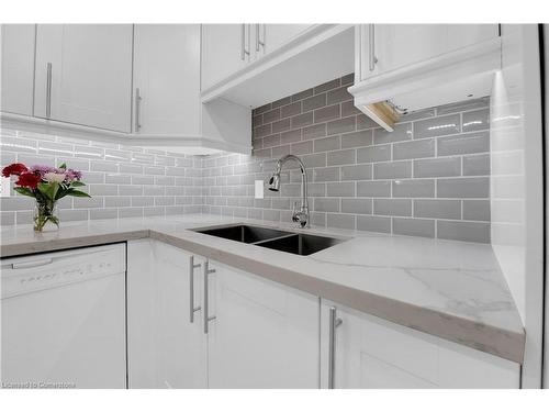 134-1496 Pilgrims Way, Oakville, ON - Indoor Photo Showing Kitchen With Double Sink With Upgraded Kitchen