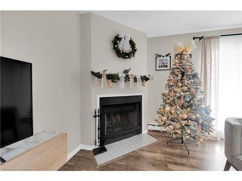 134-1496 Pilgrims Way, Oakville, ON - Indoor Photo Showing Living Room With Fireplace