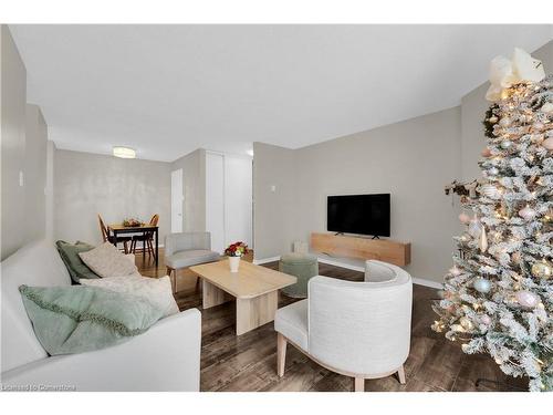 134-1496 Pilgrims Way, Oakville, ON - Indoor Photo Showing Living Room