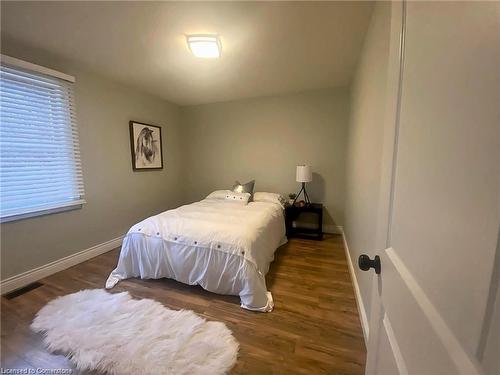 312 East 45Th Street, Hamilton, ON - Indoor Photo Showing Bedroom