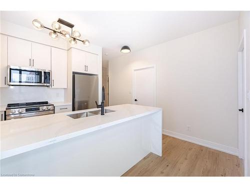 2202-4065 Brickstone Mews, Mississauga, ON - Indoor Photo Showing Kitchen