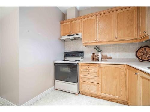 11 Cathy Drive, Mount Hope, ON - Indoor Photo Showing Kitchen