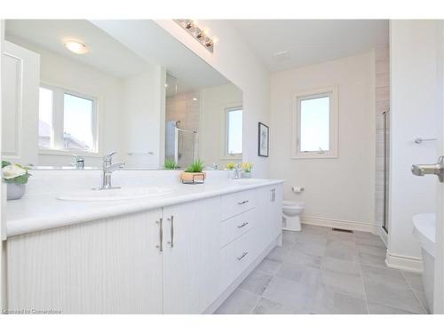 92 Elstone Place, Waterdown, ON - Indoor Photo Showing Bathroom