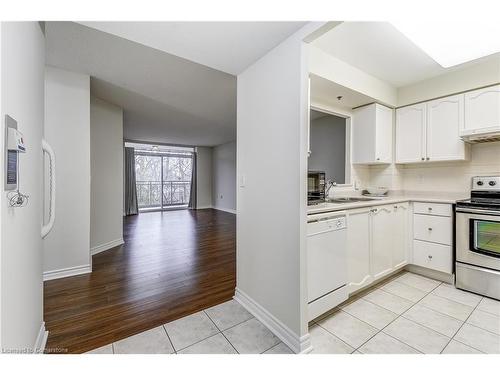 2405-100 Burloak Drive, Burlington, ON - Indoor Photo Showing Kitchen