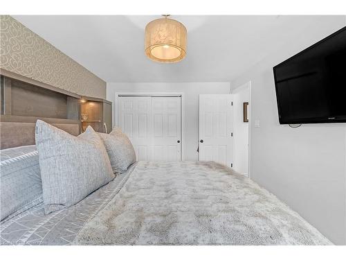 98 Forestgate Drive, Hamilton, ON - Indoor Photo Showing Bedroom