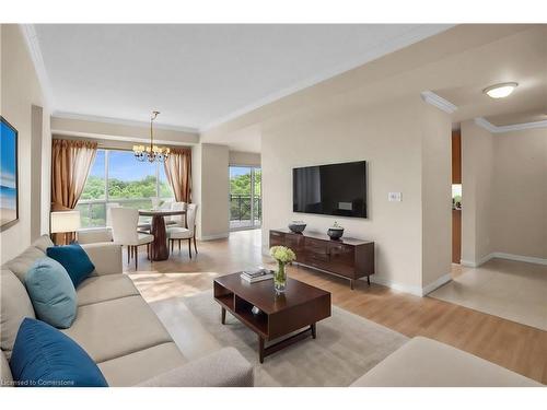 807-3000 Creekside Drive, Dundas, ON - Indoor Photo Showing Living Room