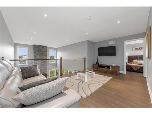 64 Bergenstein Crescent, Fonthill, ON - Indoor Photo Showing Living Room