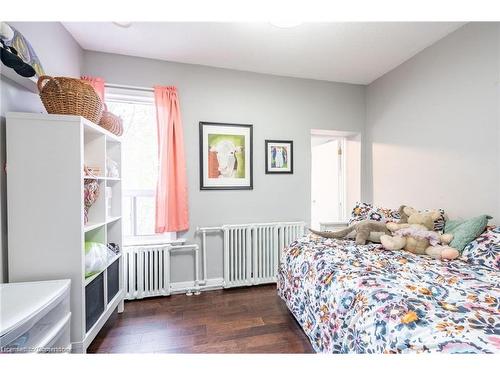 166 Catharine Street N, Hamilton, ON - Indoor Photo Showing Bedroom