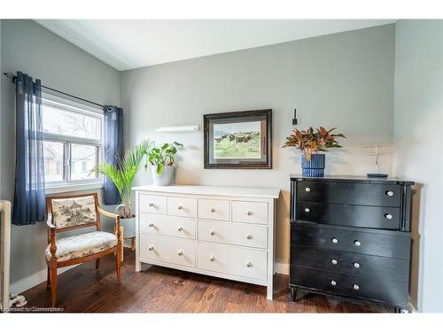 166 Catharine Street N, Hamilton, ON - Indoor Photo Showing Bedroom