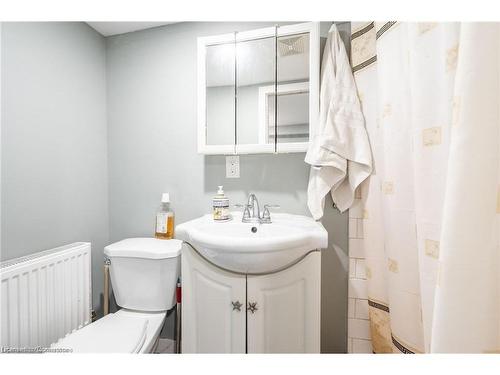 166 Catharine Street N, Hamilton, ON - Indoor Photo Showing Bathroom