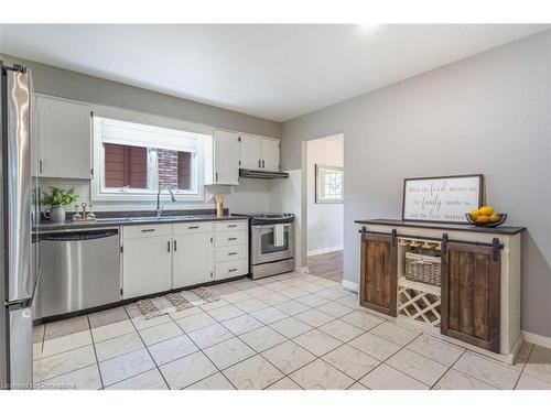 5039 Stenzel Court, Beamsville, ON - Indoor Photo Showing Kitchen