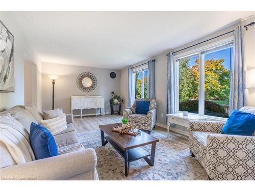 5039 Stenzel Court, Beamsville, ON - Indoor Photo Showing Living Room