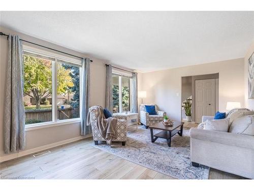 5039 Stenzel Court, Beamsville, ON - Indoor Photo Showing Living Room