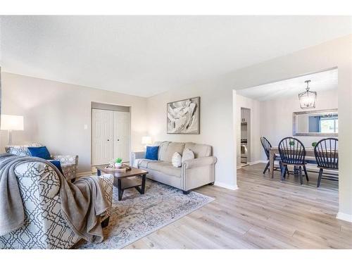 5039 Stenzel Court, Beamsville, ON - Indoor Photo Showing Living Room