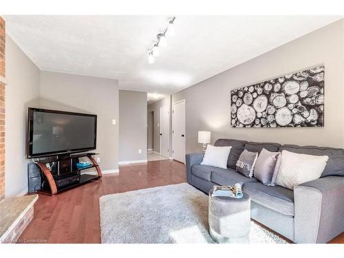 5039 Stenzel Court, Beamsville, ON - Indoor Photo Showing Living Room