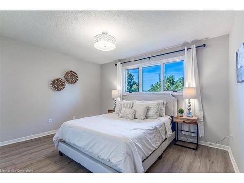 5039 Stenzel Court, Beamsville, ON - Indoor Photo Showing Bedroom