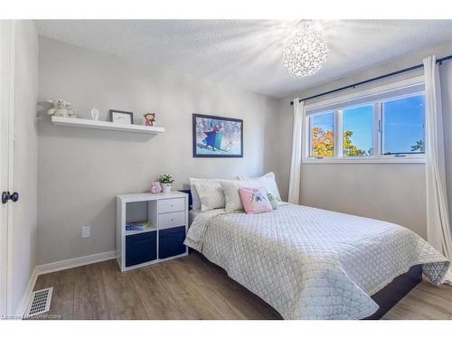 5039 Stenzel Court, Beamsville, ON - Indoor Photo Showing Bedroom