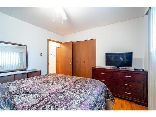 2 Croydon Court, Hamilton, ON - Indoor Photo Showing Bedroom