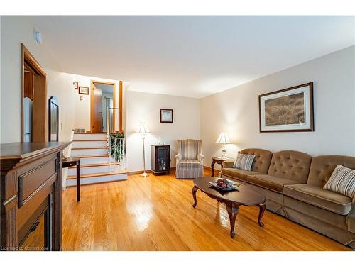 2 Croydon Court, Hamilton, ON - Indoor Photo Showing Living Room