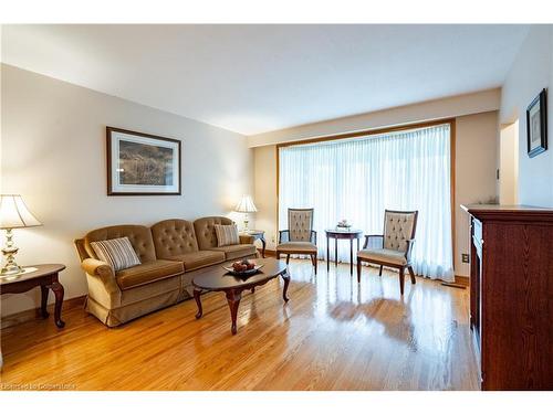 2 Croydon Court, Hamilton, ON - Indoor Photo Showing Living Room