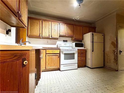 20 Crosthwaite Street N, Hamilton, ON - Indoor Photo Showing Kitchen