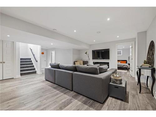 1479 Merrittville Hwy, Thorold, ON - Indoor Photo Showing Living Room