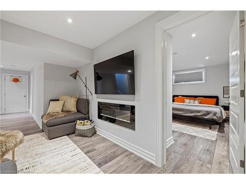 1479 Merrittville Hwy, Thorold, ON - Indoor Photo Showing Living Room With Fireplace