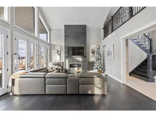 1479 Merrittville Hwy, Thorold, ON - Indoor Photo Showing Living Room With Fireplace