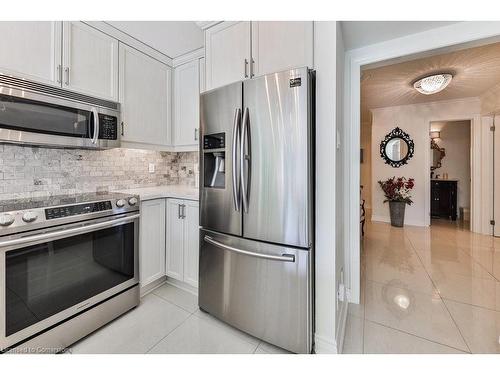 184 Warner Drive, Oakville, ON - Indoor Photo Showing Kitchen With Upgraded Kitchen