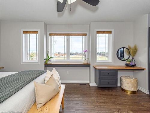 385 Murray Street, Grimsby, ON - Indoor Photo Showing Bedroom