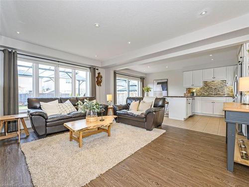 385 Murray Street, Grimsby, ON - Indoor Photo Showing Living Room