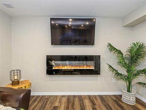 385 Murray Street, Grimsby, ON - Indoor Photo Showing Living Room With Fireplace