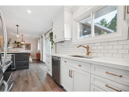 2 North Court, Grimsby, ON - Indoor Photo Showing Kitchen With Upgraded Kitchen