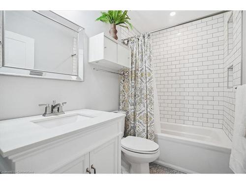 2 North Court, Grimsby, ON - Indoor Photo Showing Bathroom