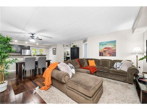 315-1451 Walker'S Line, Burlington, ON - Indoor Photo Showing Living Room