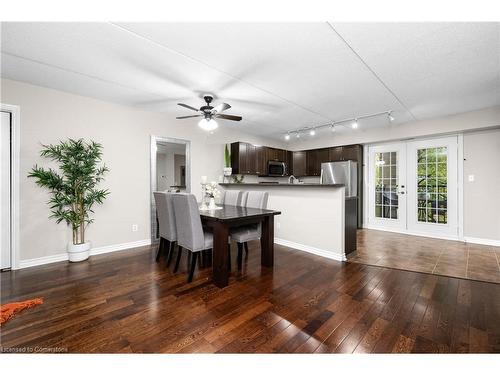 315-1451 Walker'S Line, Burlington, ON - Indoor Photo Showing Dining Room