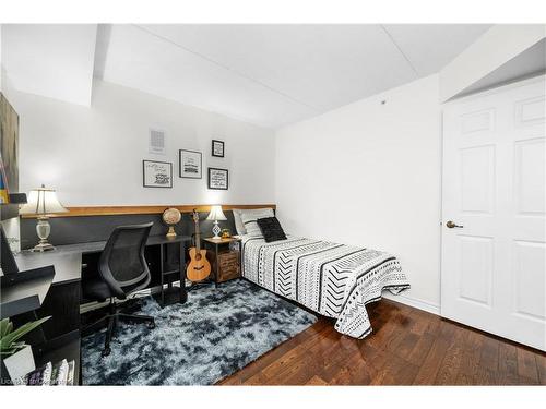 315-1451 Walker'S Line, Burlington, ON - Indoor Photo Showing Bedroom