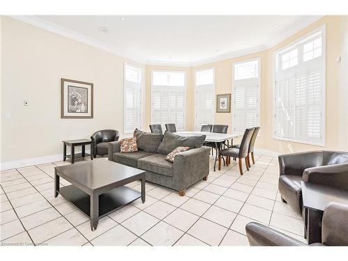 315-1451 Walker'S Line, Burlington, ON - Indoor Photo Showing Living Room